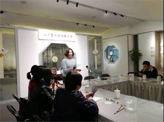 盛春老師向黨員同志們介紹蘇扇文化歷史