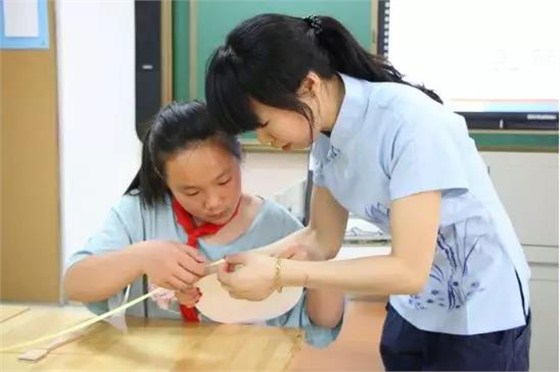 學生學習制作扇子