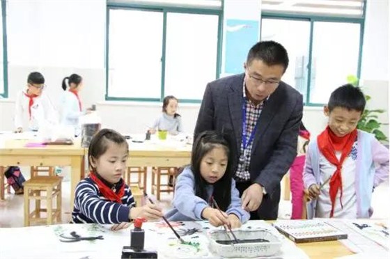 學生學習國畫