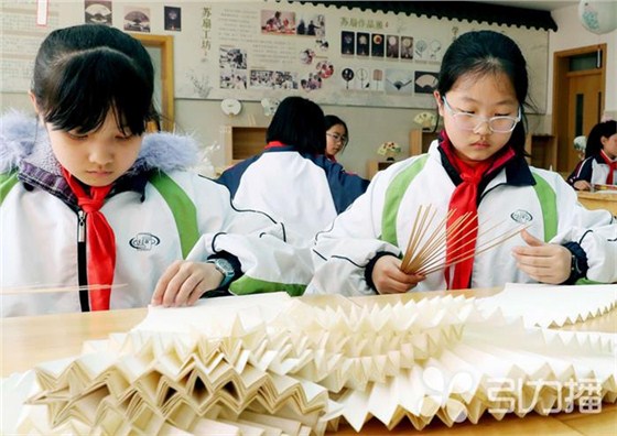 學生們學習制作蘇扇