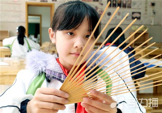 學生們學習制作蘇扇