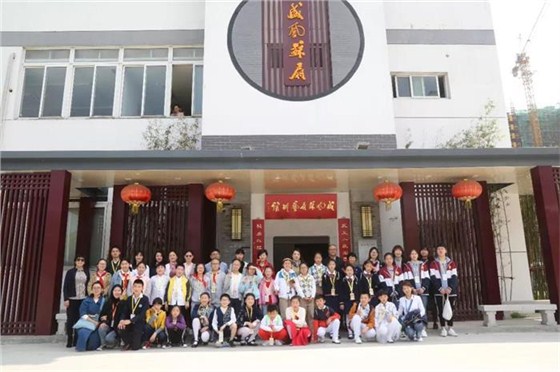 學生們在盛風蘇扇門前合影