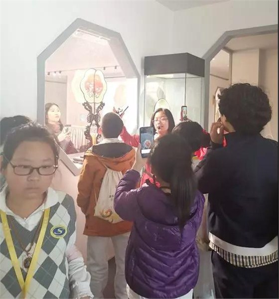 學生們聽老師講解蘇扇