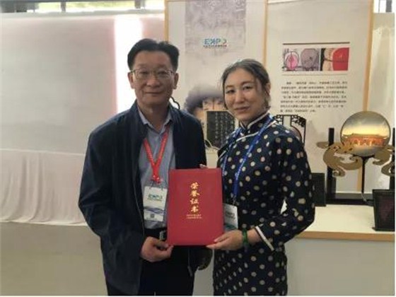 裴旭副廳長為盛春頒發榮譽證書