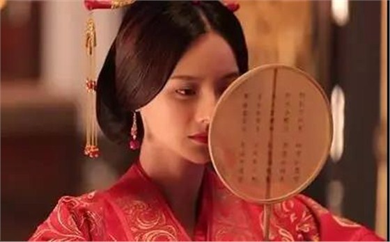 古代手執(zhí)團扇