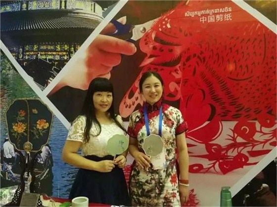 盛春展示蘇扇