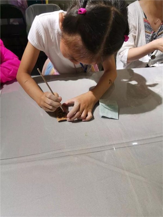 學(xué)生制作扇子