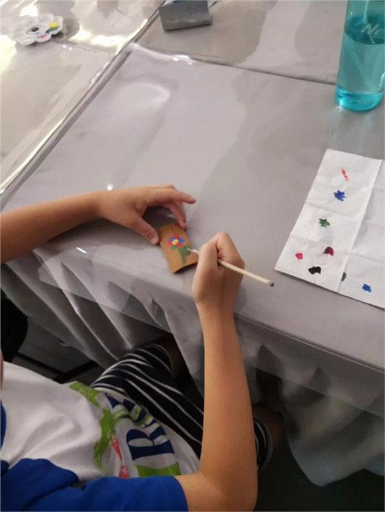 學(xué)生制作扇子