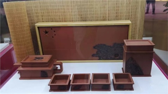 宜興紫砂《四海昇平——建國70周年紀念套壺》