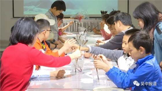 孩子們學習制作蘇扇