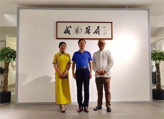 在盛風(fēng)蘇扇前合影