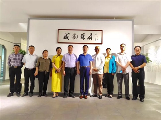 盛風(fēng)蘇扇前合影