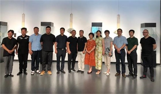 中國工藝美術大師刑偉中、中國制扇工藝大師盛春、沈頡、張涼、陳琴、王健、劉立華等七位藝術家合照