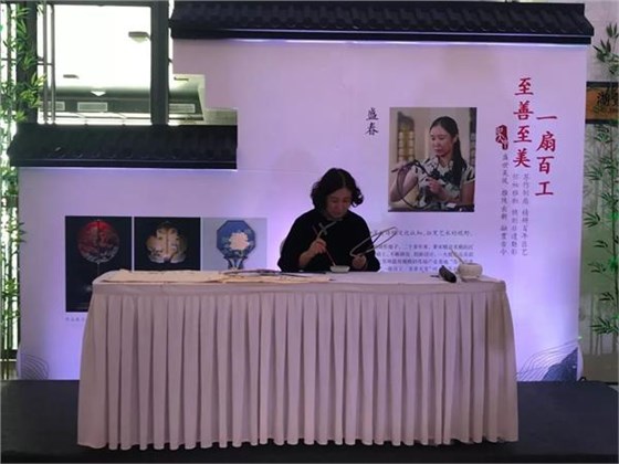 盛春老師在現場向觀眾展示精妙的制扇技藝