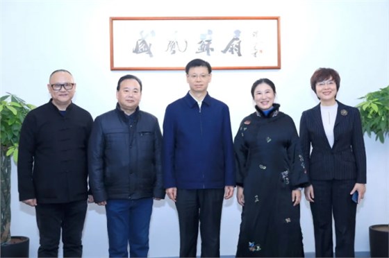 江蘇省委常委、蘇州市委書記許昆林等領(lǐng)導蒞臨蘇州凌云扇廠“盛風蘇扇”調(diào)研考察