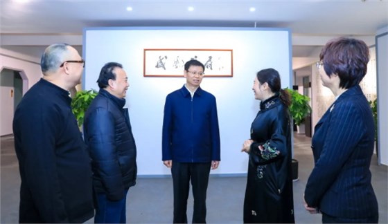 江蘇省委常委、蘇州市委書記許昆林等領(lǐng)導蒞臨蘇州凌云扇廠“盛風蘇扇”調(diào)研考察