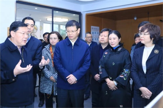 江蘇省委常委、蘇州市委書記許昆林等領(lǐng)導蒞臨蘇州凌云扇廠“盛風蘇扇”調(diào)研考察