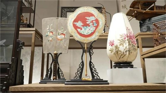 李海龍 《鎏金宮扇》《石榴宮庭扇》 朱立群 《歲月遺珍》