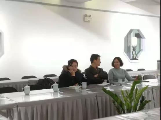 盛風黨支部的黨員收聽《習近平新時代中國特色社會主義思想三十講》內容