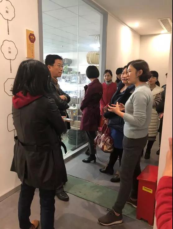 盛春老師向黨員同志們介紹蘇扇文化歷史