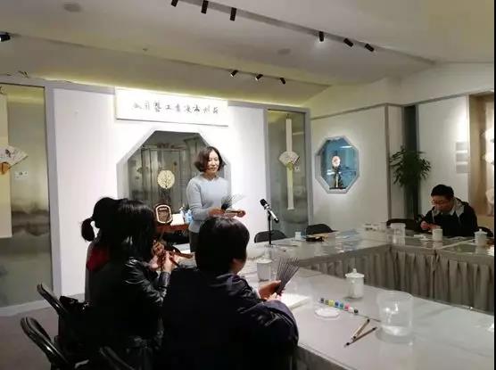 盛春老師向黨員同志們介紹蘇扇文化歷史