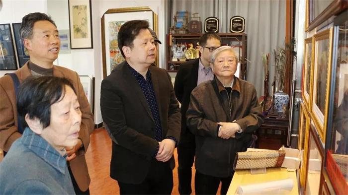 建明陪同區(qū)委組織部退休老干部考察園內入駐企業(yè)