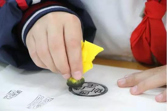 學(xué)生學(xué)習(xí)拓印