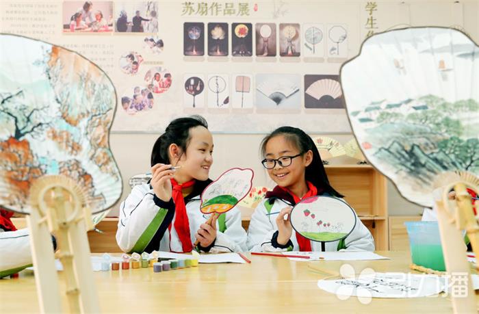 學(xué)生學(xué)習(xí)制作蘇扇
