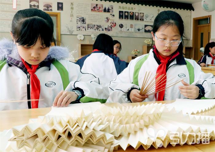 學(xué)生們學(xué)習(xí)制作蘇扇