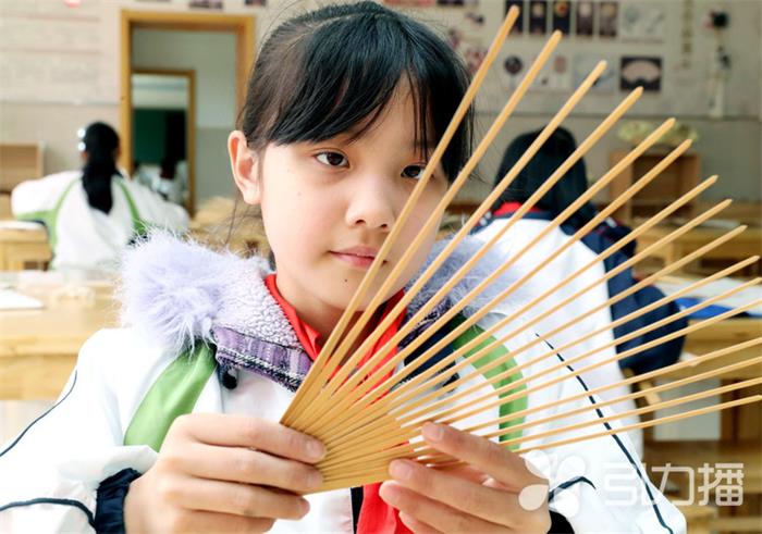 學(xué)生們學(xué)習(xí)制作蘇扇