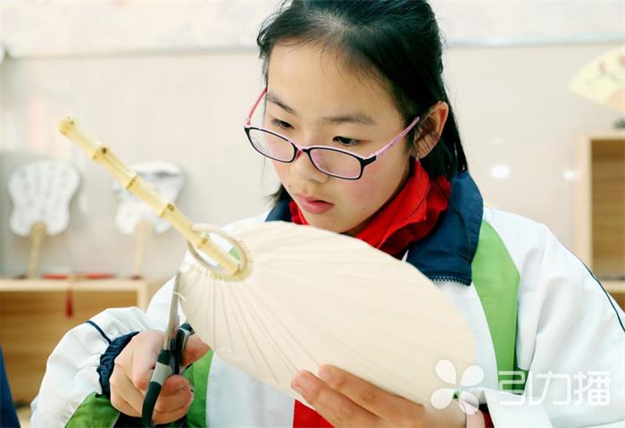 學(xué)生們學(xué)習(xí)制作蘇扇