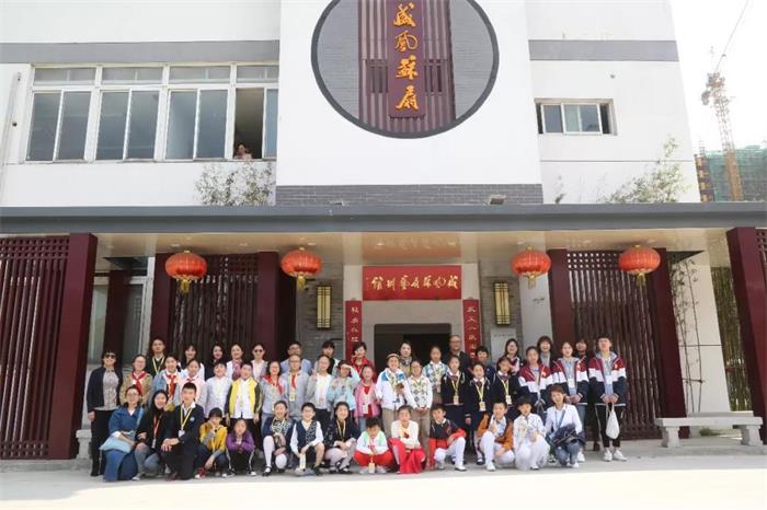 學生們在盛風蘇扇門前合影
