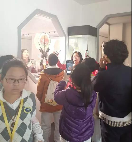 學生們聽老師講解蘇扇