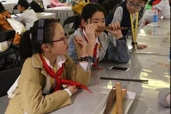 學生們了解制扇