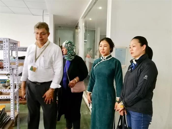 盛春老師帶領領導參觀盛春蘇扇
