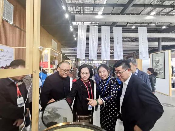 李杰、金潔與盛春老師作親切交流