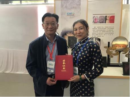 裴旭副廳長為盛春頒發(fā)榮譽(yù)證書
