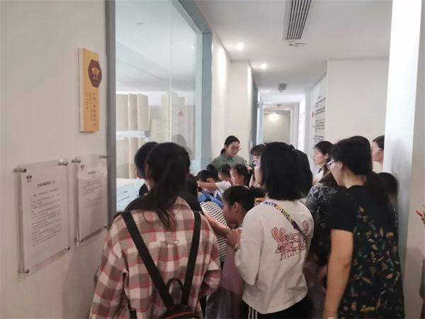 同學與家長參觀盛風蘇扇