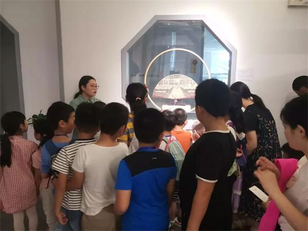 同學們認真聽老師講解盛風蘇扇