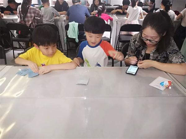 學生與家長共同制作扇子