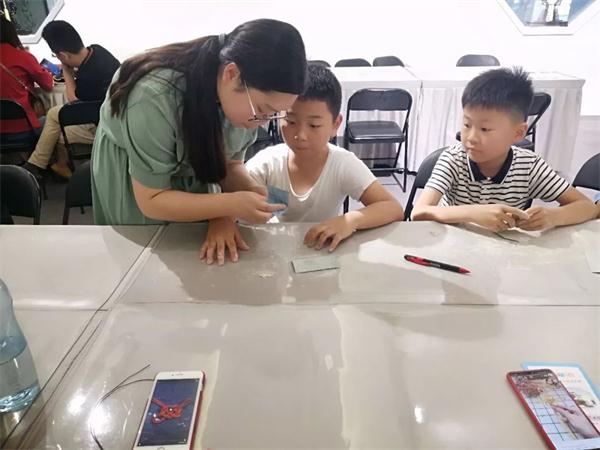 學生與家長共同制作扇子