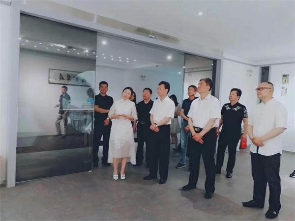 盛春帶領(lǐng)姚林榮、顧建列、吳金鳳等人參觀盛風(fēng)蘇扇