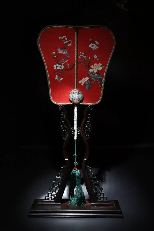 盛春老師作品《紅色緙絲梅花鳥圖象牙雕八仙圖柄團扇》