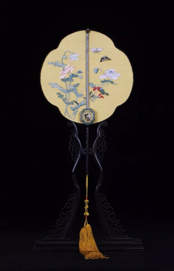 盛春老師作品《黃色緙絲花蝶圖紅木雕花柄團扇》