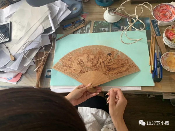 藝術家們制作蘇扇