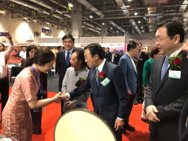 江蘇省委常委，省委統戰部部長楊岳，澳門社會文化司司長譚俊榮，中聯辦副主任張榮順等領導蒞臨“盛風蘇扇”展位參觀指導