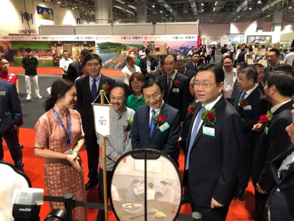 江蘇省委常委，省委統戰部部長楊岳，澳門社會文化司司長譚俊榮，中聯辦副主任張榮順等領導蒞臨“盛風蘇扇”展位參觀指導