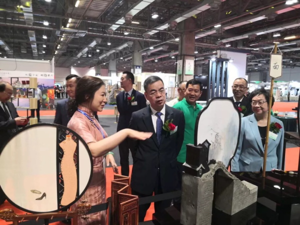 江蘇省委常委，省委統戰部部長楊岳，澳門社會文化司司長譚俊榮，中聯辦副主任張榮順等領導蒞臨“盛風蘇扇”展位參觀指導