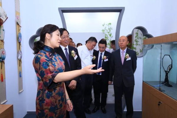 盛春（左）向嘉賓介紹蘇扇作品