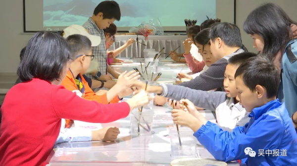 孩子們學習制作蘇扇